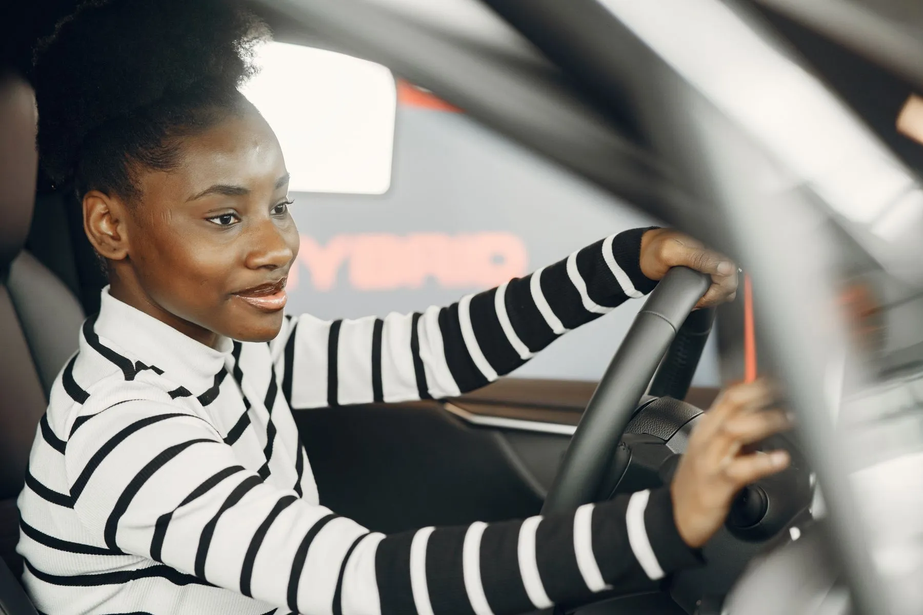 Élève au volant pendant une leçon de conduite, les deux mains sur le volant